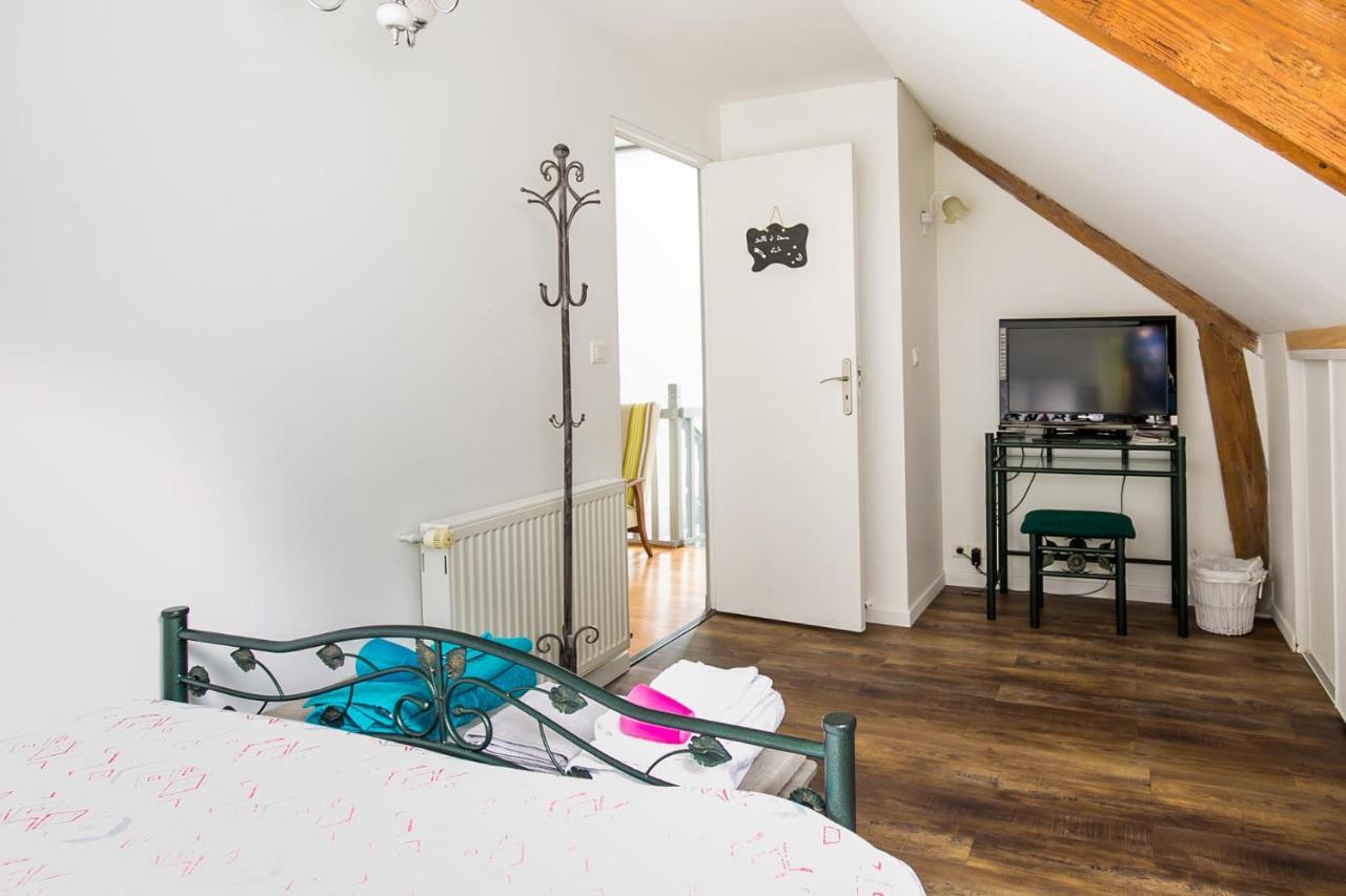 Les Rayonnantes Bed and Breakfast La Roche-Maurice Eksteriør billede