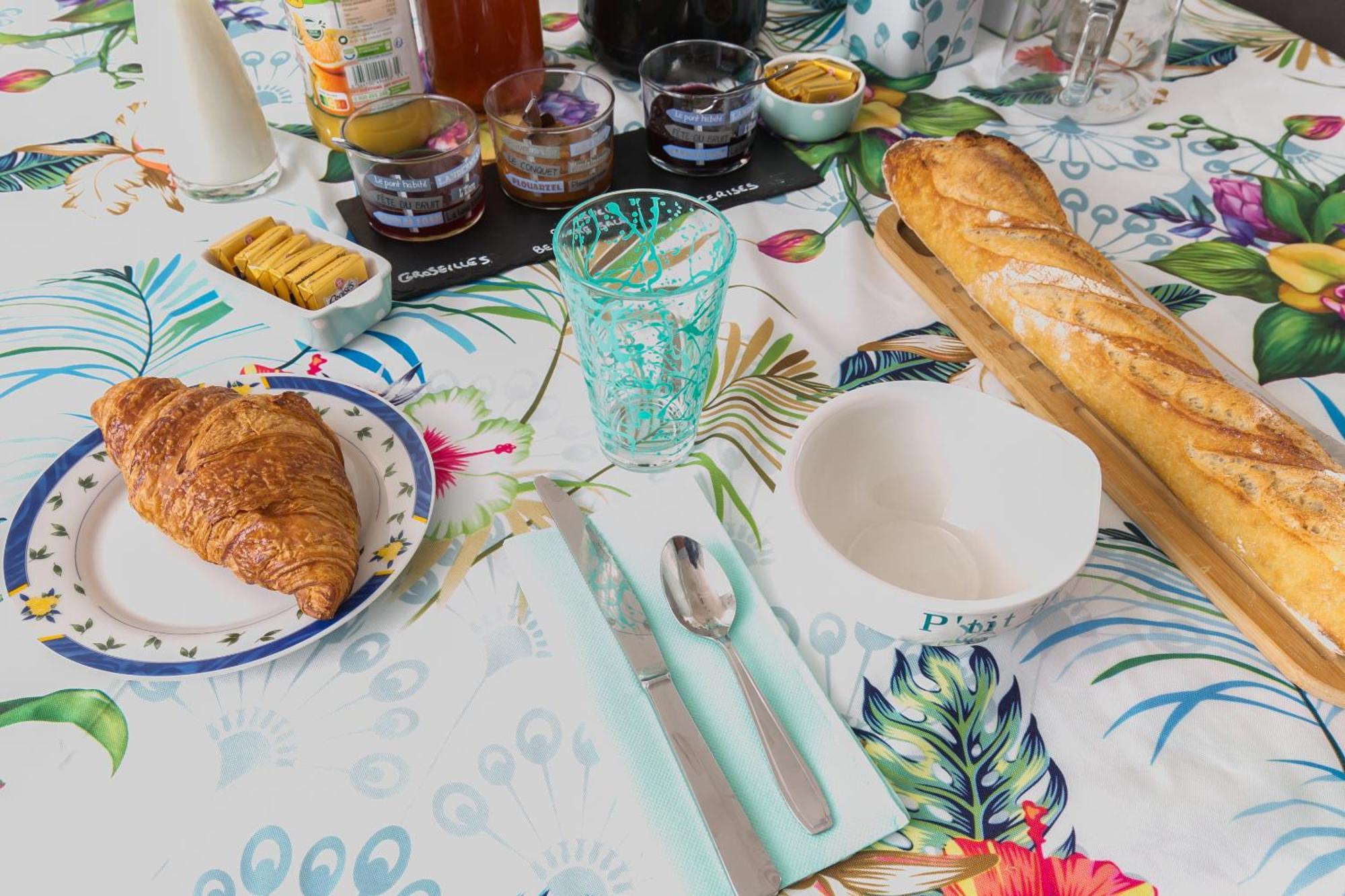 Les Rayonnantes Bed and Breakfast La Roche-Maurice Eksteriør billede